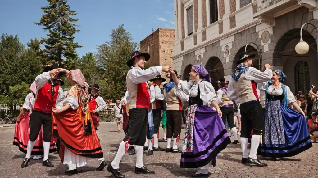 How Online Communities Help Travelers Build a Better Cultural Events Experience Guide